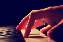 足球明星大放异彩，率队夺得胜利！